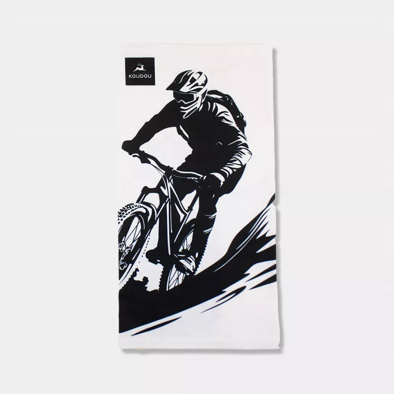 Tour de cou technique motif VTT sur fond blanc