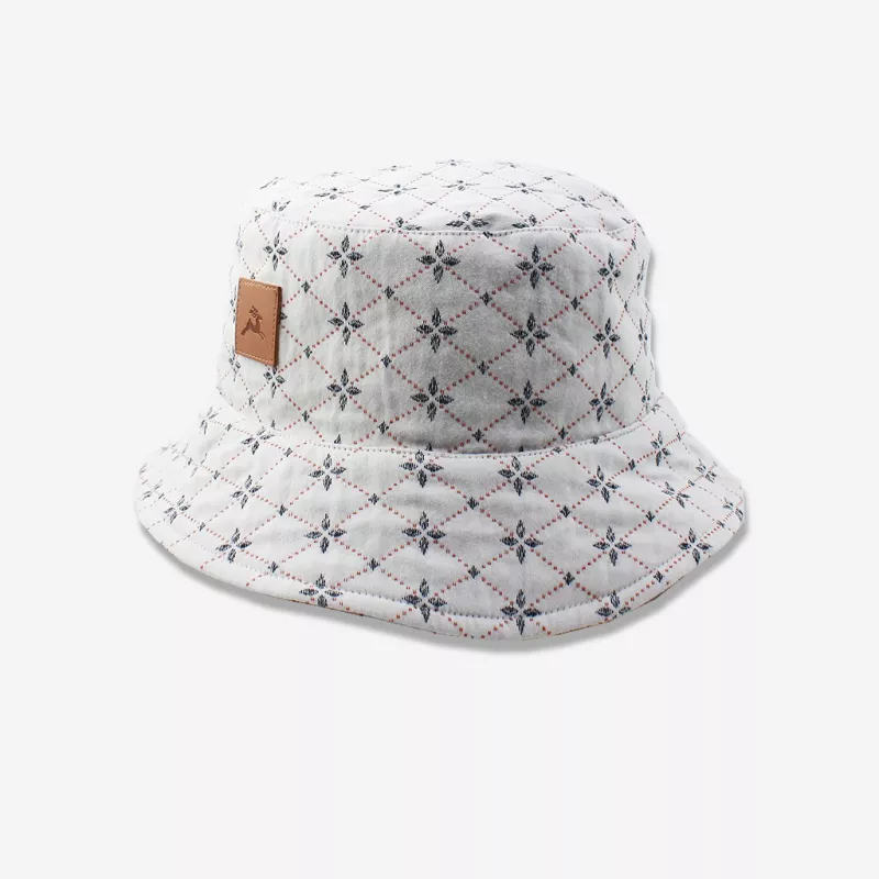 Bob en tissu blanc avec fleurs bleues et lignes rouges fabriqué en France